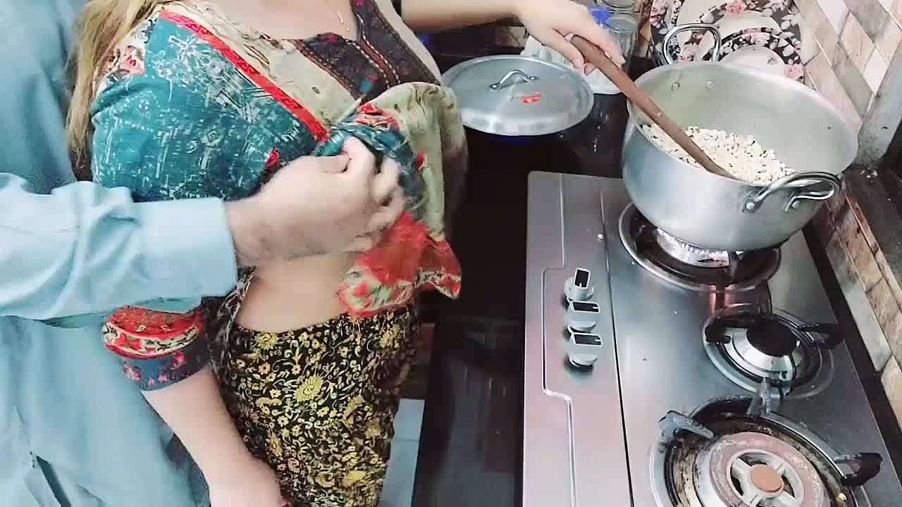 Intialaisen aviomiehen aviomies panee intialaisen vaimon peräaukon, kun hän laittaa ruokaa kuva